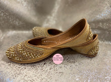 Load image into Gallery viewer, White Gold Pearls Jutti