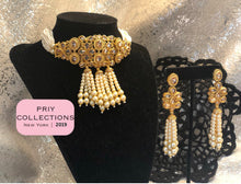 Load image into Gallery viewer, White Pearls and Gold Choker Set
