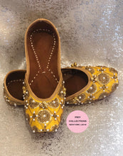Load image into Gallery viewer, Yellow and Gold Punjabi Jutti