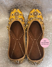 Load image into Gallery viewer, Yellow and Gold Punjabi Jutti